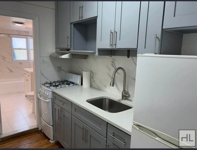 Building Photo - 32 STREET