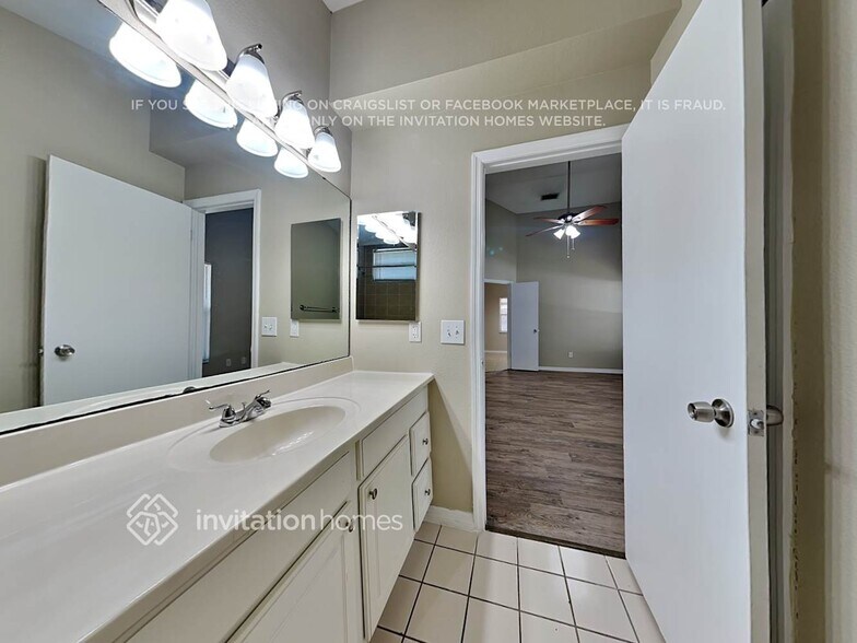 Building Photo - 2825 Mnr Hl Dr