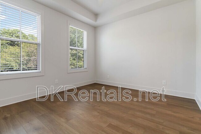 Building Photo - 964 N Circle Dr NW