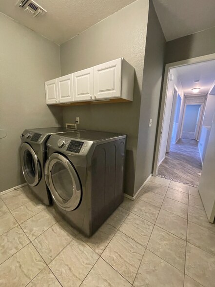 Building Photo - 3016 W White Feather Ln