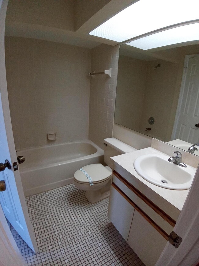 Building Photo - 1237 Country Club Dr