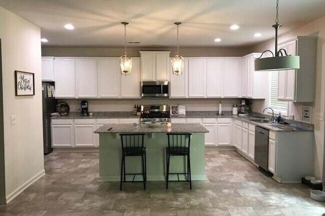 Building Photo - 4Bed/2.5Bath 2729 sq ft home located in Burnside Farms