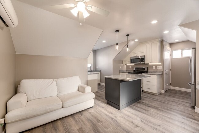 Building Photo - Stunning Above-Garage Apartment In Excelle...