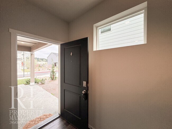 Building Photo - Bright 2024-Built Home with Modern Finishes & Fully Fenced Yard