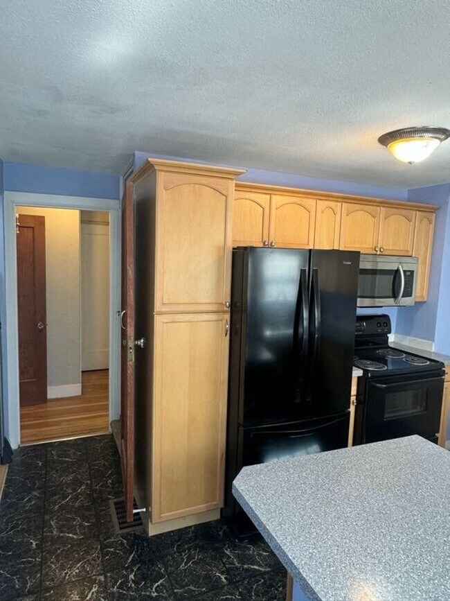 Building Photo - Charming 1920's Home with Large Backyard