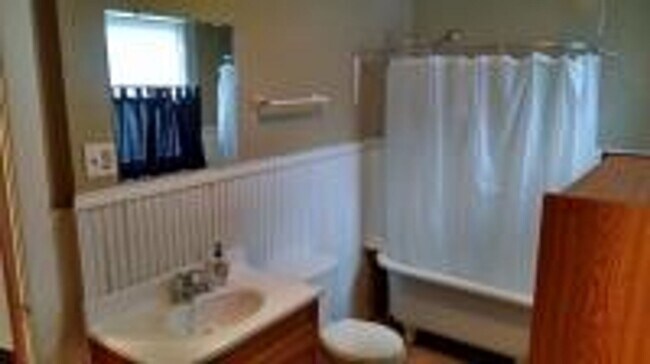 Building Photo - Charming 2-Bedroom Apartment in Cedar Falls – Great Location!