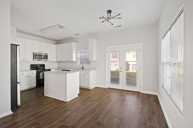 Building Photo - Spacious 3-Bed End-Unit Townhome in Durham