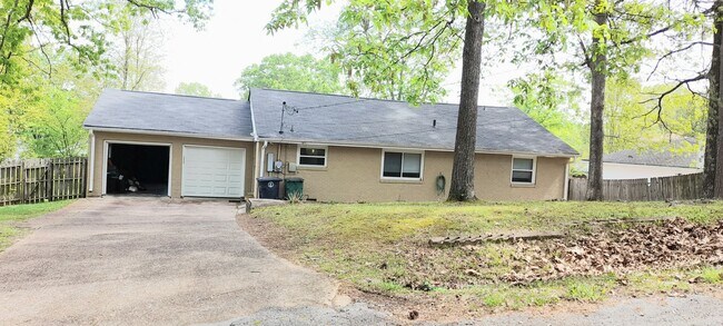 Building Photo - Comin in December - 3 bedroom 2 bath home in the desirable Belvoir Area in Chattanooga