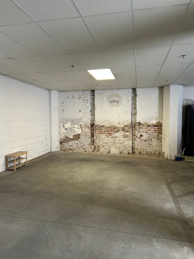 Building Photo - Stunning Industrial-Contemporary One Bedroom Condo- Parking included!