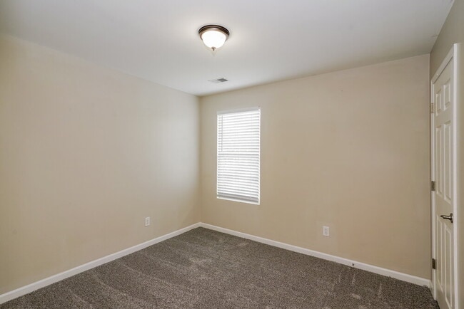 Building Photo - 724 Maylene Dr