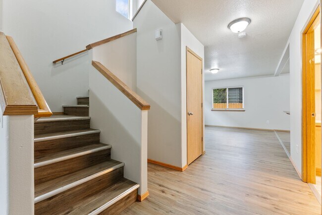 Building Photo - 4bed/2.5 Bath home - Available in SE Portland,