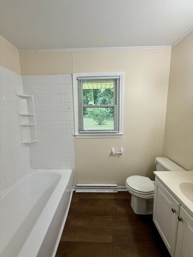Building Photo - Three bedroom, 1 bath house in Burlington
