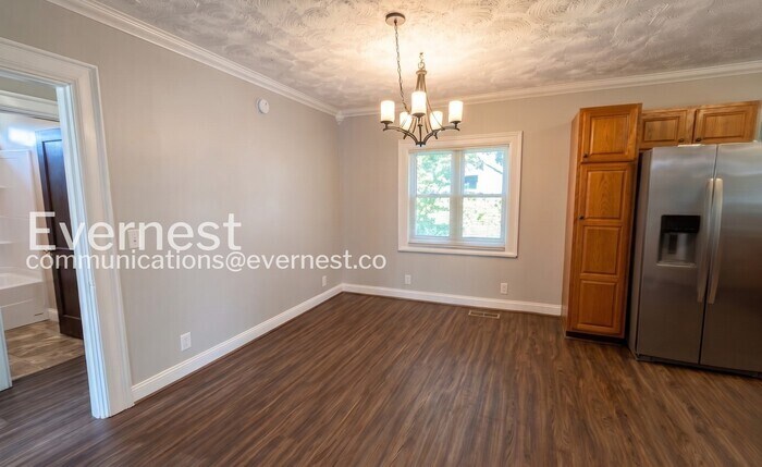 Building Photo - 507 S Lovell Ave
