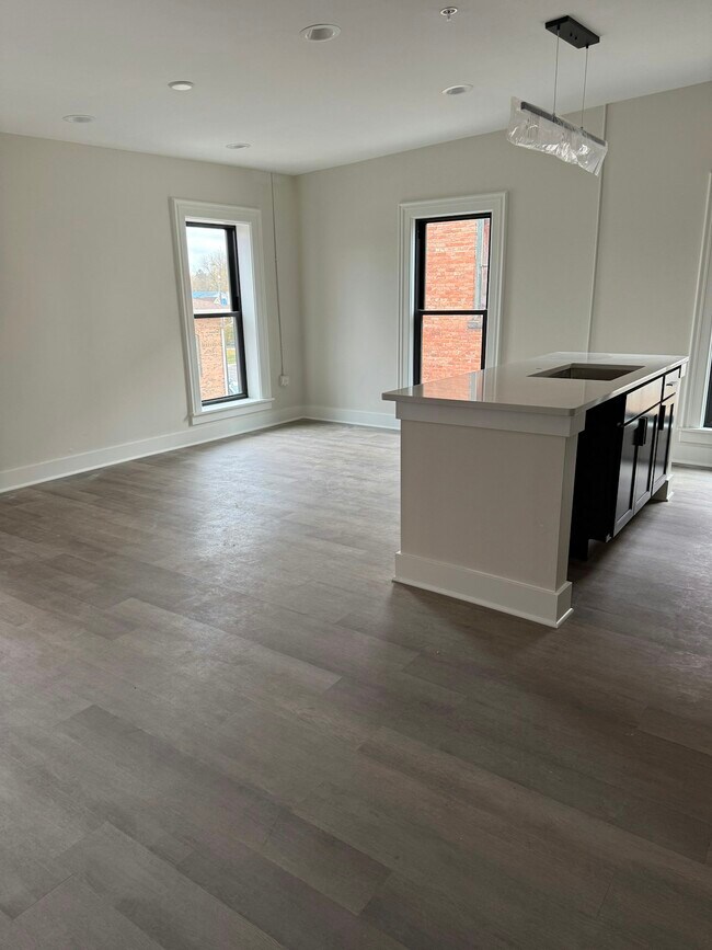 Building Photo - 106 E Erie St