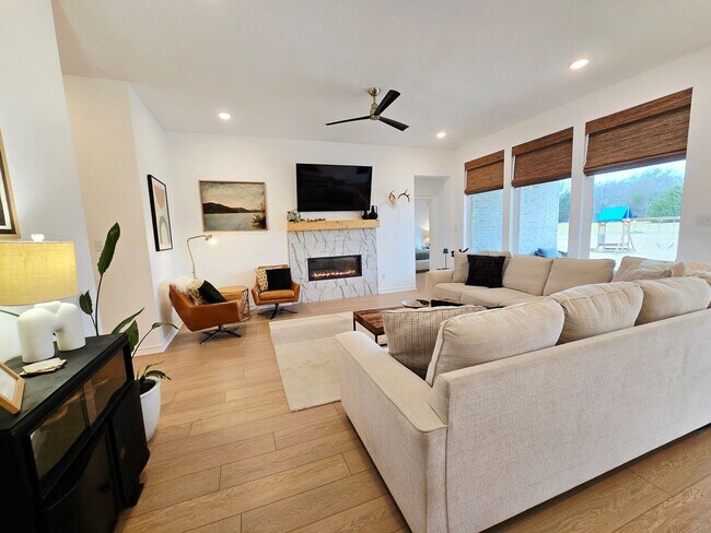 Building Photo - Coming Soon! Stunning 4 Bed 2 Bath on Almost an Acre in Flint!