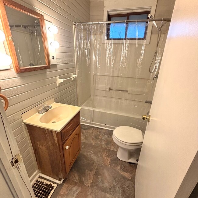 Building Photo - 411 S Hayford Ave