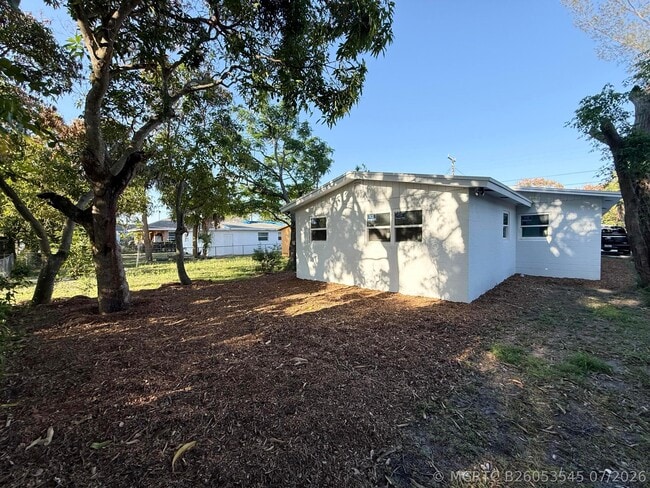 Building Photo - 912 SE Tarpon Ave