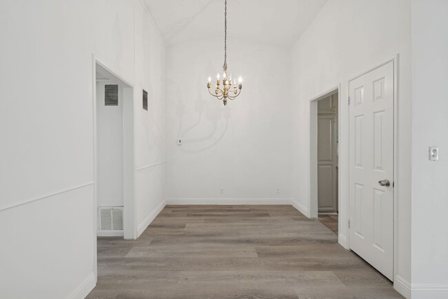 Building Photo - 333 Rexford Dr