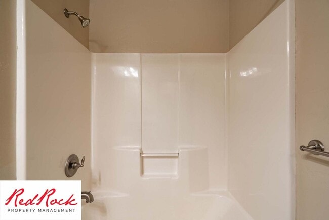 Building Photo - Beautiful 3 bedroom, 2.5 bathroom Townhome...