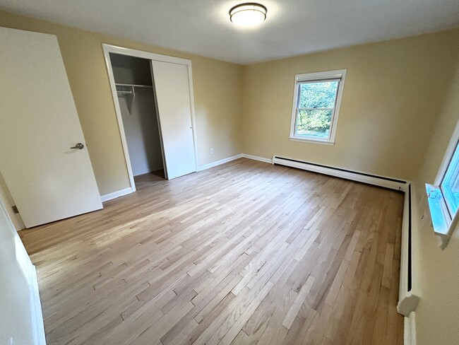 Building Photo - 12 Fieldstone Dr