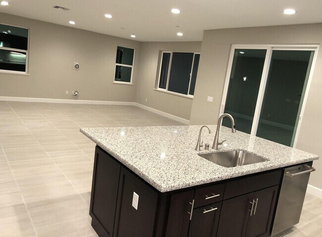 Building Photo - Spacious 4BD/3.5BA Two-Story Home in Mount...