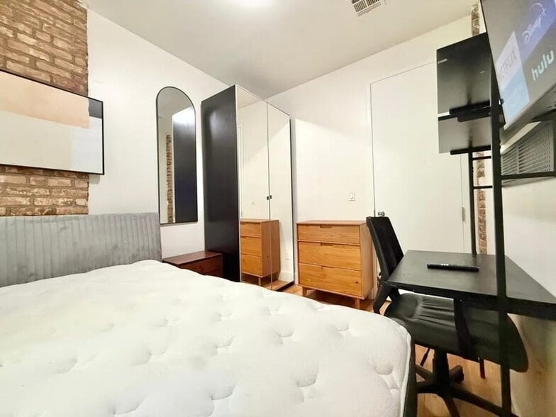 Building Photo - Nice room in a good neighborhood