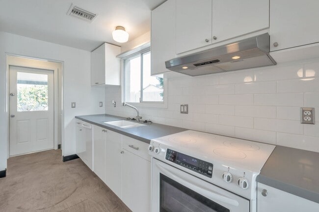 Building Photo - Scottsdale 2 bed 2 Bath Home - With a Pool!!!