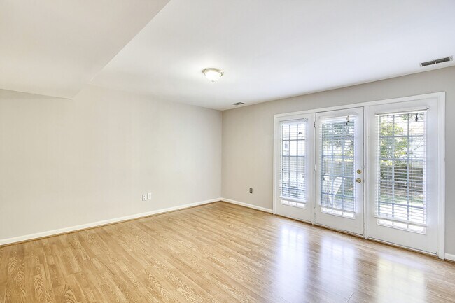 Building Photo - FENCED IN YARD!!!  Beautiful 4/3 UPDATED SF Home in Gaithersburg