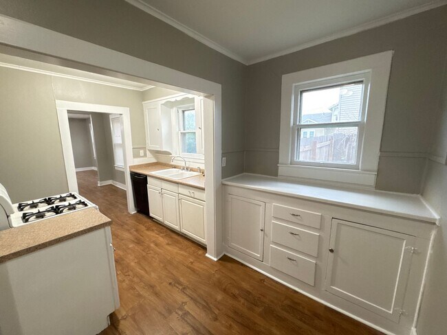 Building Photo - 4 Bed 2 Bath Home - HUGE BACKYARD