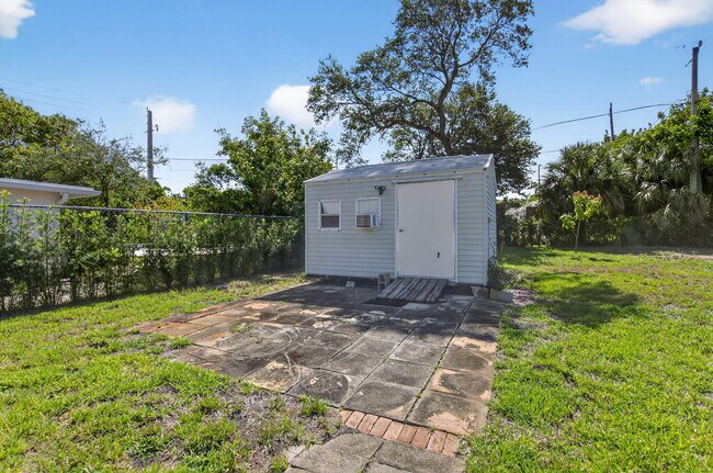Building Photo - 3940 NW 5th Ave