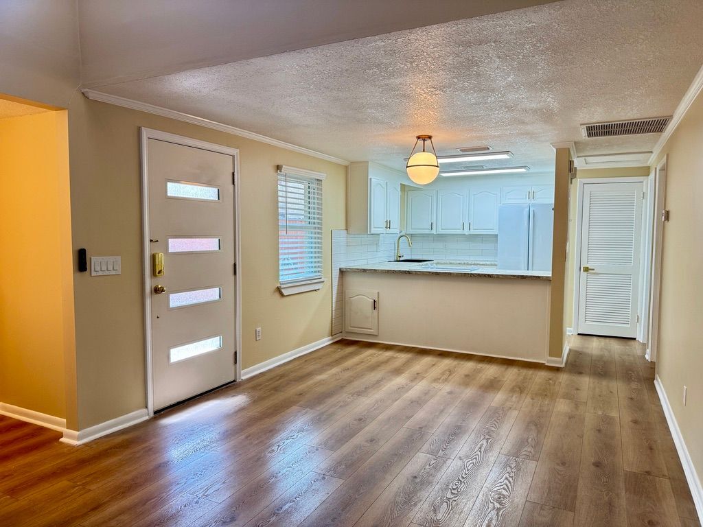 Building Photo - 1561 Arcadia Dr