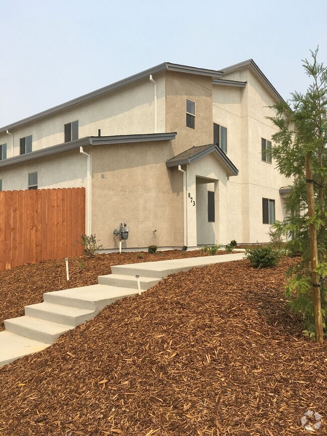 Building Photo - 4 Bedroom West Redding Townhome