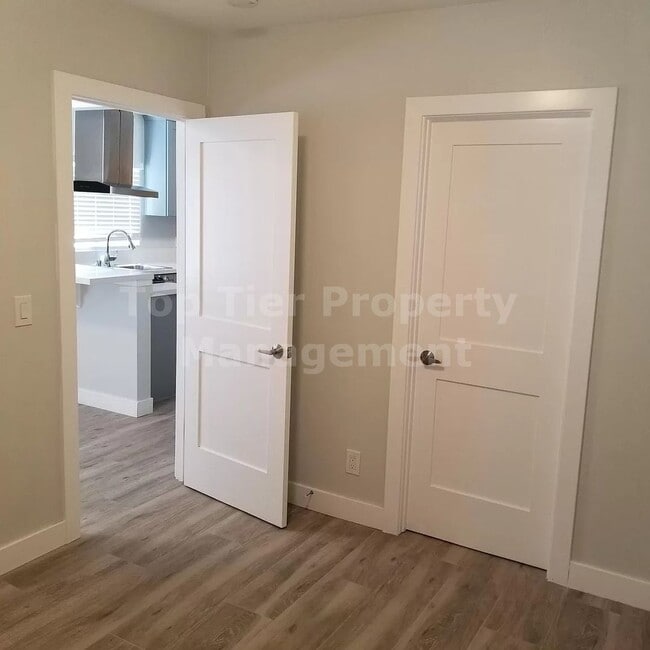 Building Photo - ***Remodeled, Charming 2 bed / 2 bath Bung...