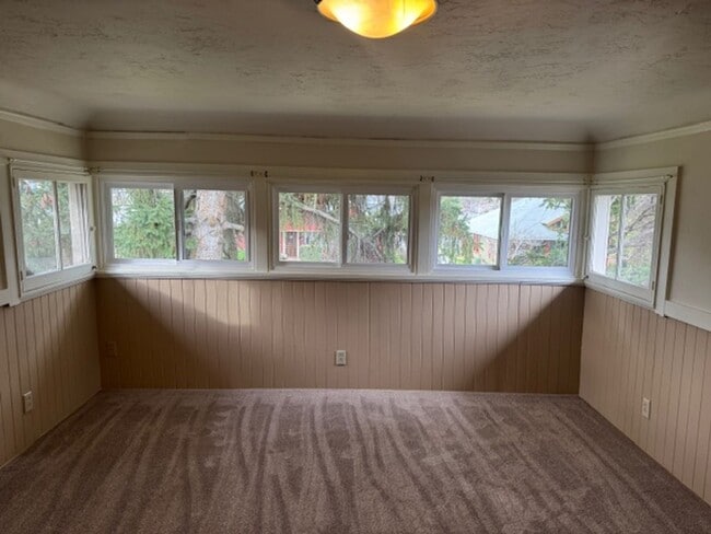 Building Photo - 4 Bedroom Home Beautifully Updated w/ Original Character