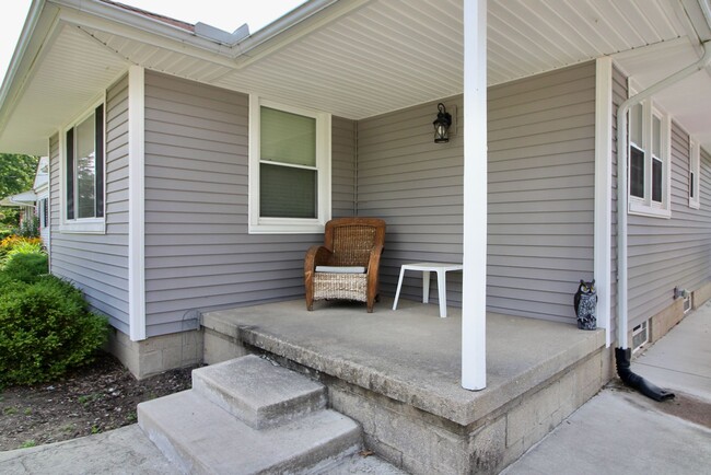 Building Photo - Three Bedroom House in Maumee ~ Available ...