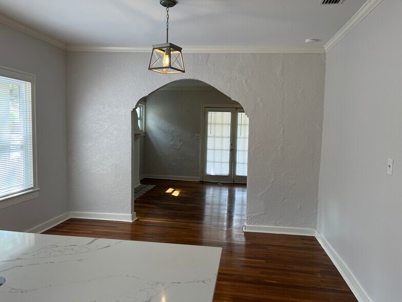 Building Photo - 2149 Mango Pl