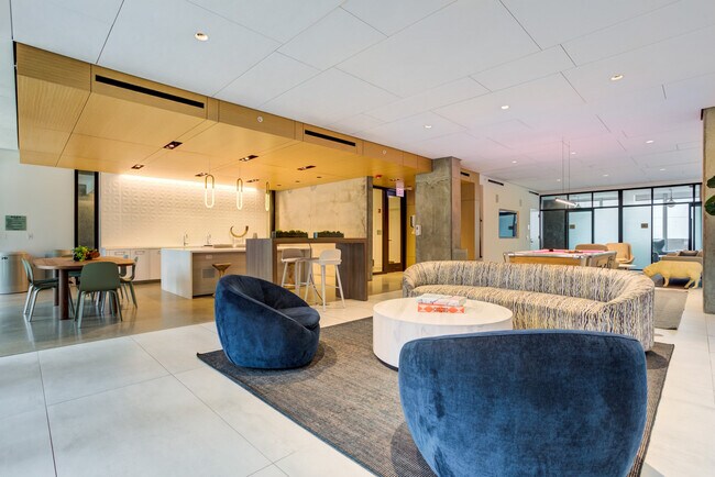 Building Photo - 165 North Des Plaines Street-SI FL12-ID748