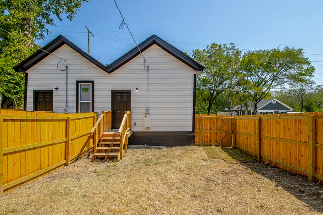 Building Photo - 214 S Park St