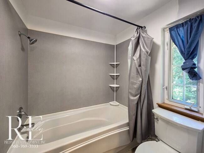 Building Photo - Comfortable 3-Bed Bremerton Home with Balc...