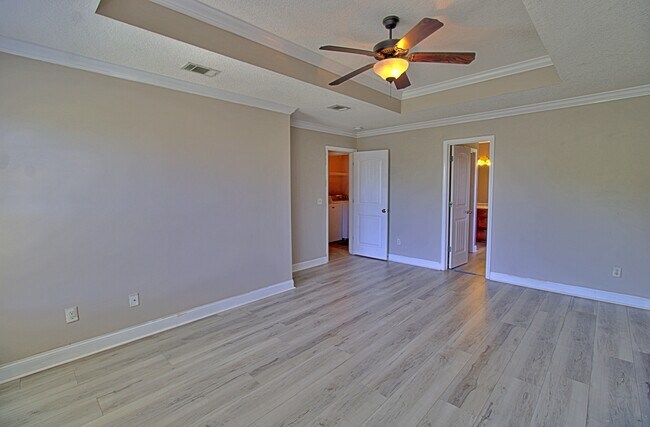 Building Photo - 305 Largo Ct