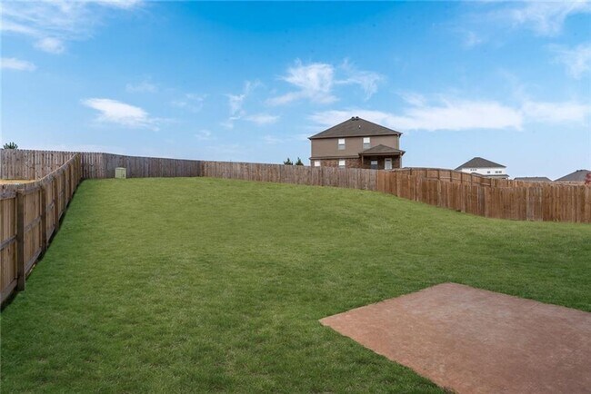 Building Photo - 4 bedroom 2.5 bath in Lowell-south of Promanade
