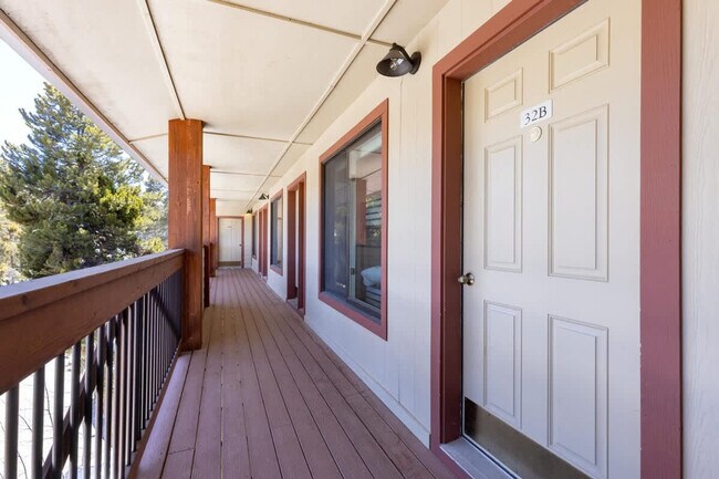 Building Photo - 815 Columbine Rd