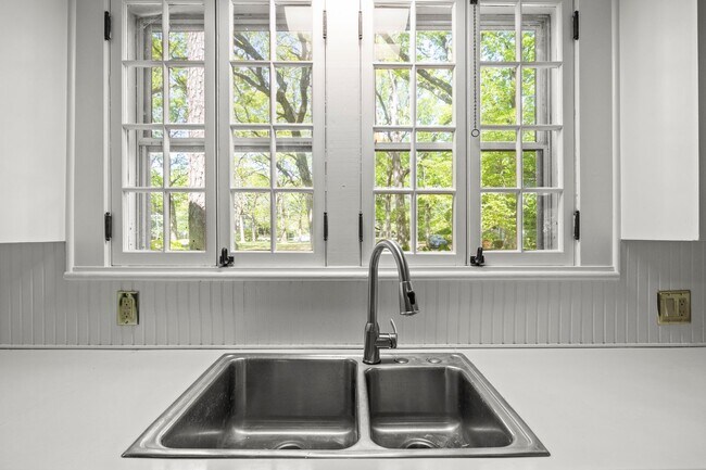 Building Photo - Historic Home in Wake Forest!