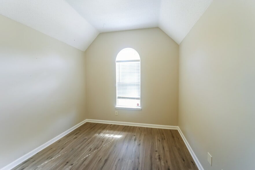 Building Photo - 6942 Scofield Cove