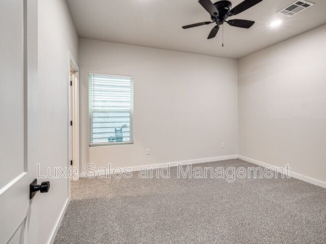 Building Photo - 606 W 2nd St