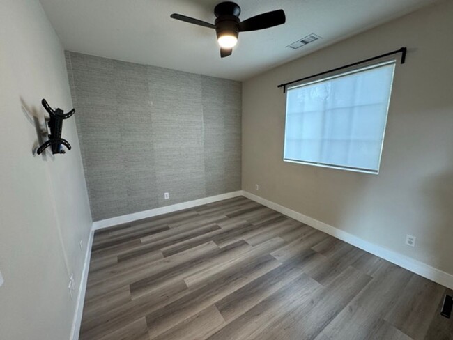 Building Photo - Spacious & Modern 3 Bedroom Home in Beauti...