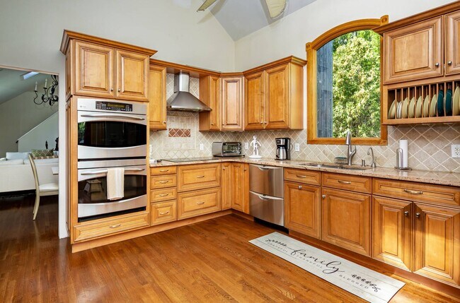 Building Photo - 49 Wooded Oak Ln