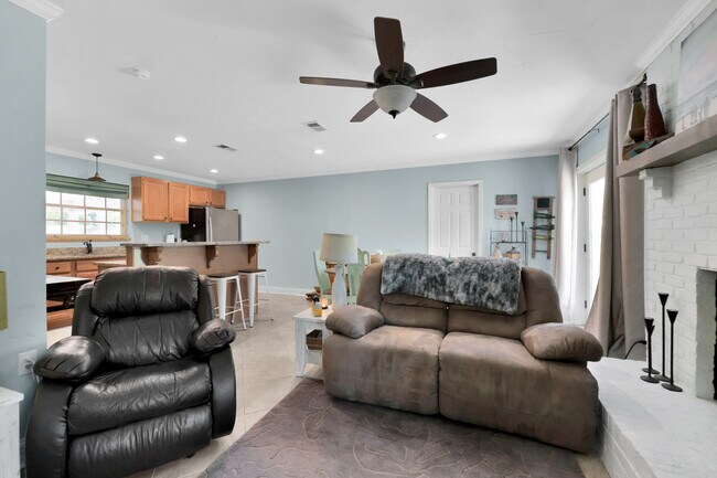 Building Photo - 111 Bayshore Ct NE