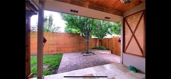 Building Photo - 733 Edwards Walk Dr