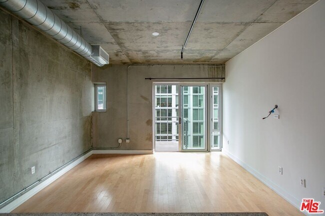 Building Photo - 645 W 9th St
